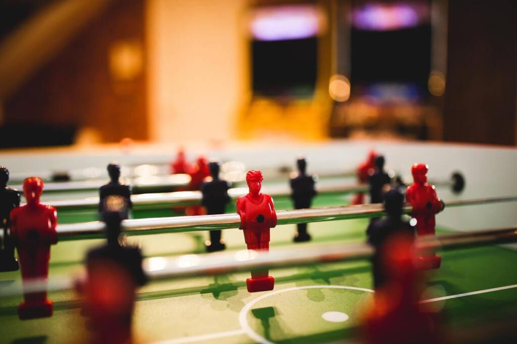 Games And Movies Lounge 7 Bed Centre Apartment