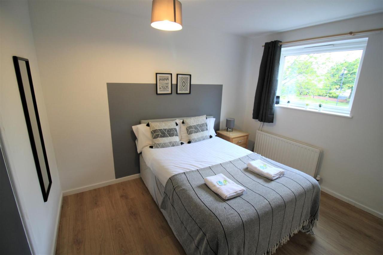 Hamilton House -3 Bed Close To Town, Drive Parking, 2 Toilets *