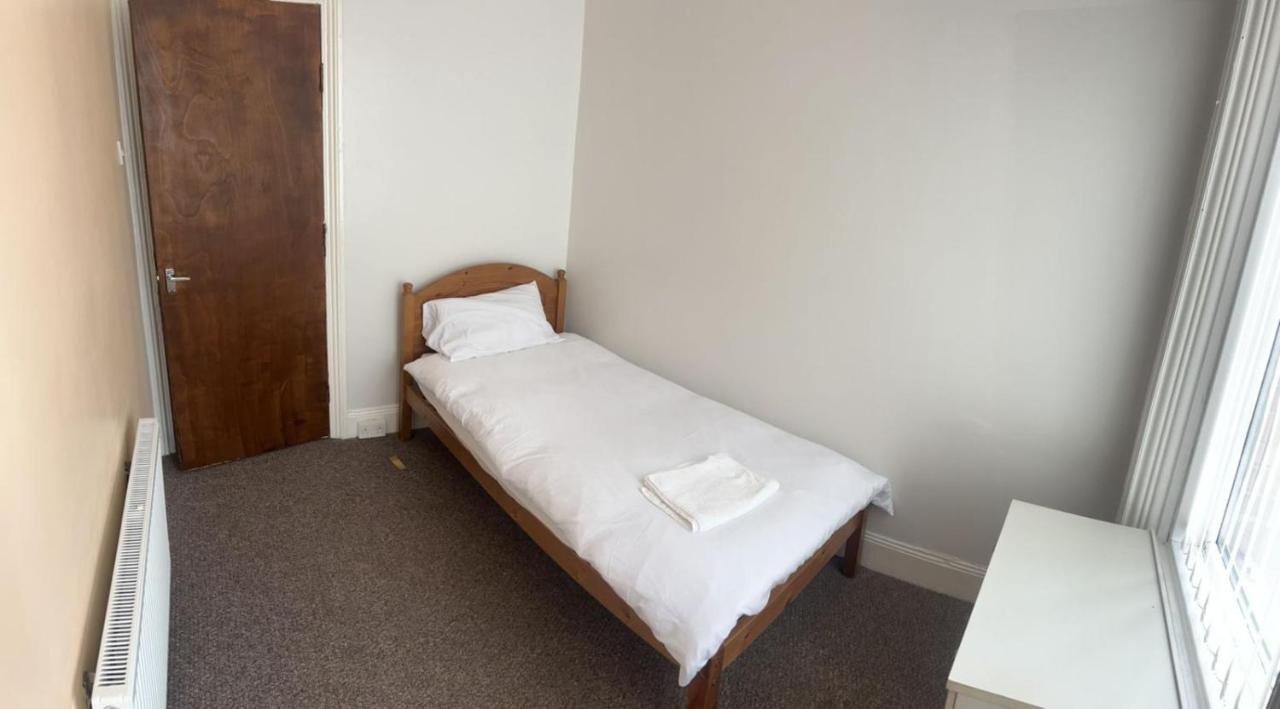 Apartment Arthurs Hill Newcastle, Free Parking Fully Equipped Kitchen 4 Bedrooms, Near Centre