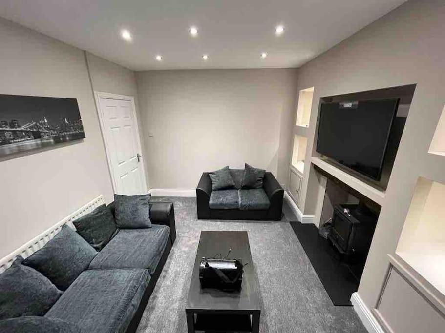 Modern Family Large Garden Free Parking Villa *