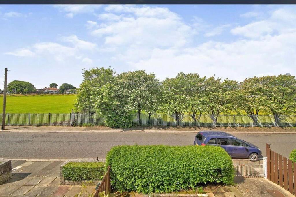 Modern Family Large Garden Free Parking