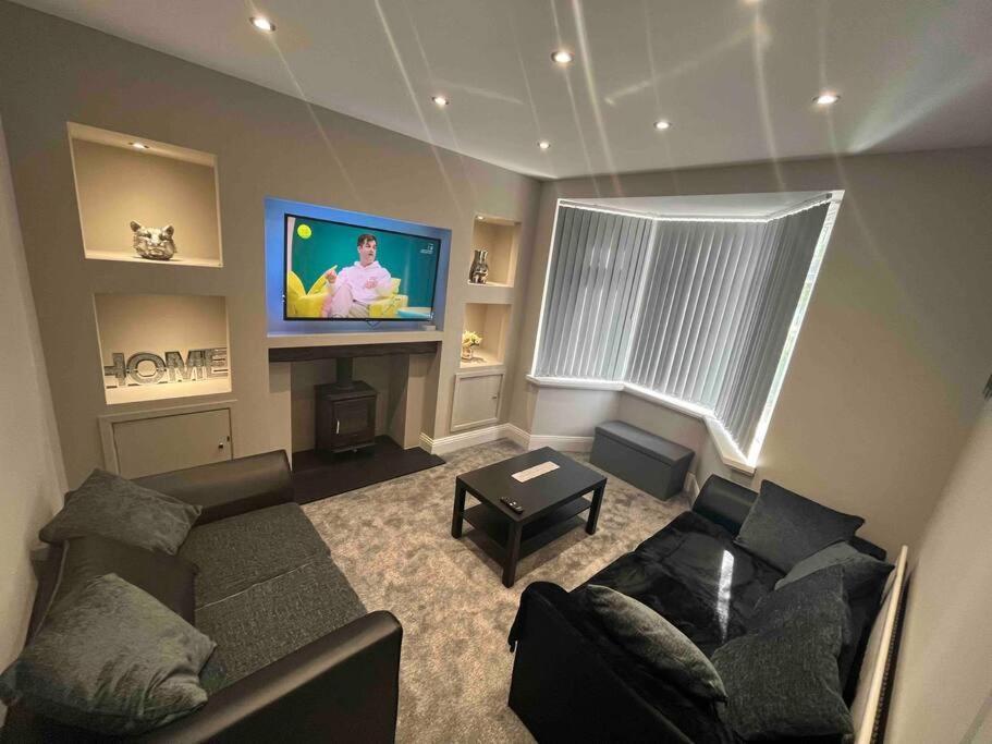 Modern Family Large Garden Free Parking *