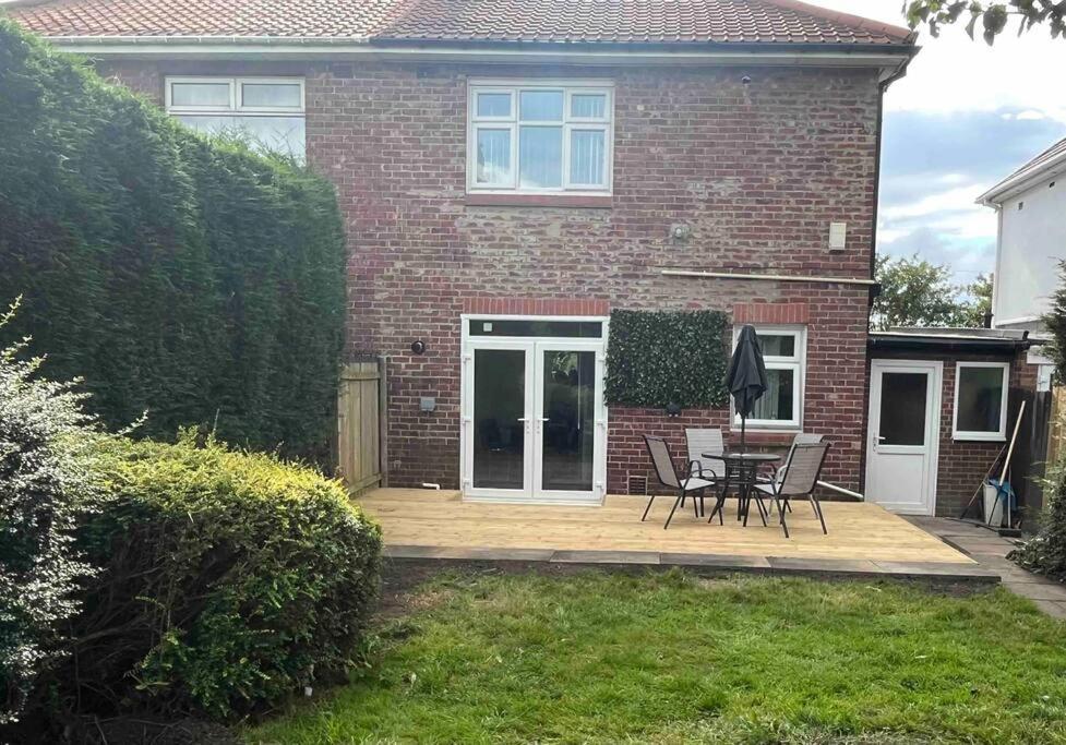 Modern Family Large Garden Free Parking Villa *
