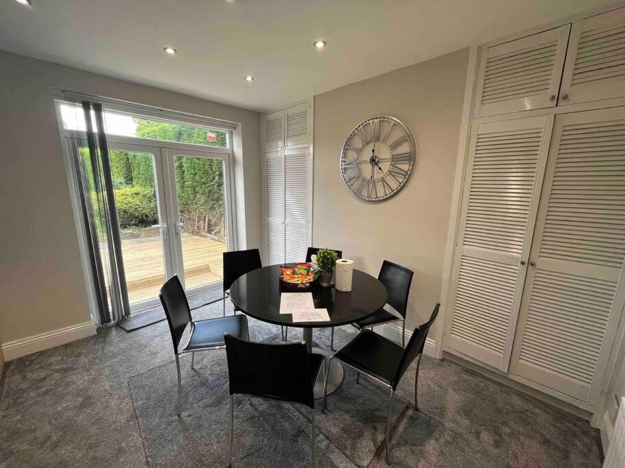 Modern Family Large Garden Free Parking