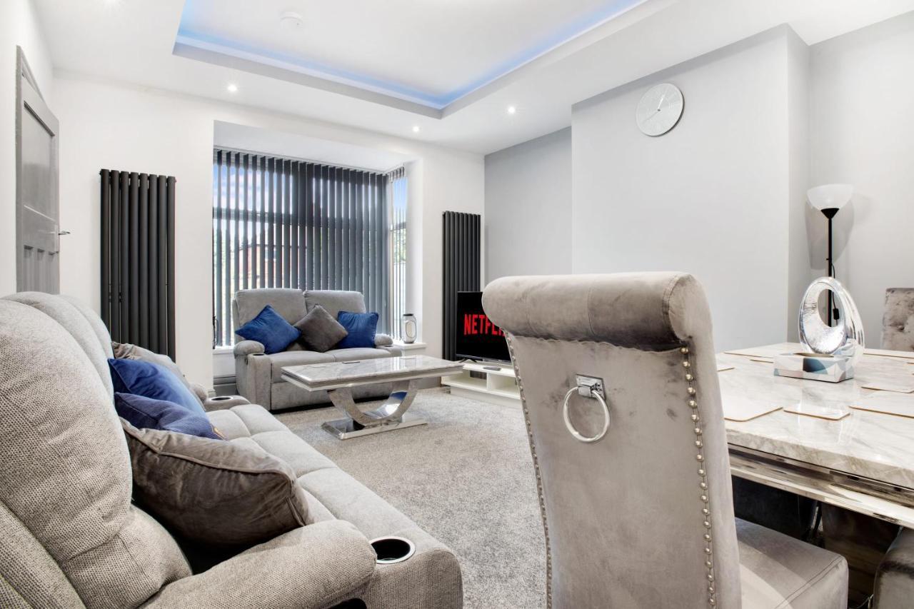Holiday home Exquisite 3-bedroom, Newly Renovated, Sleeps 6 *