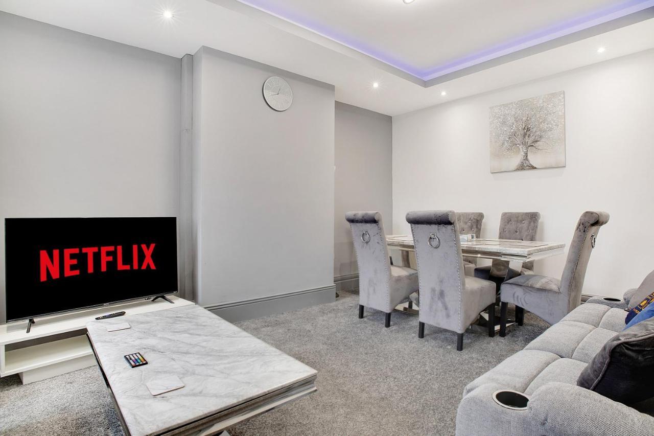 Exquisite 3-bedroom, Newly Renovated, Sleeps 6 *