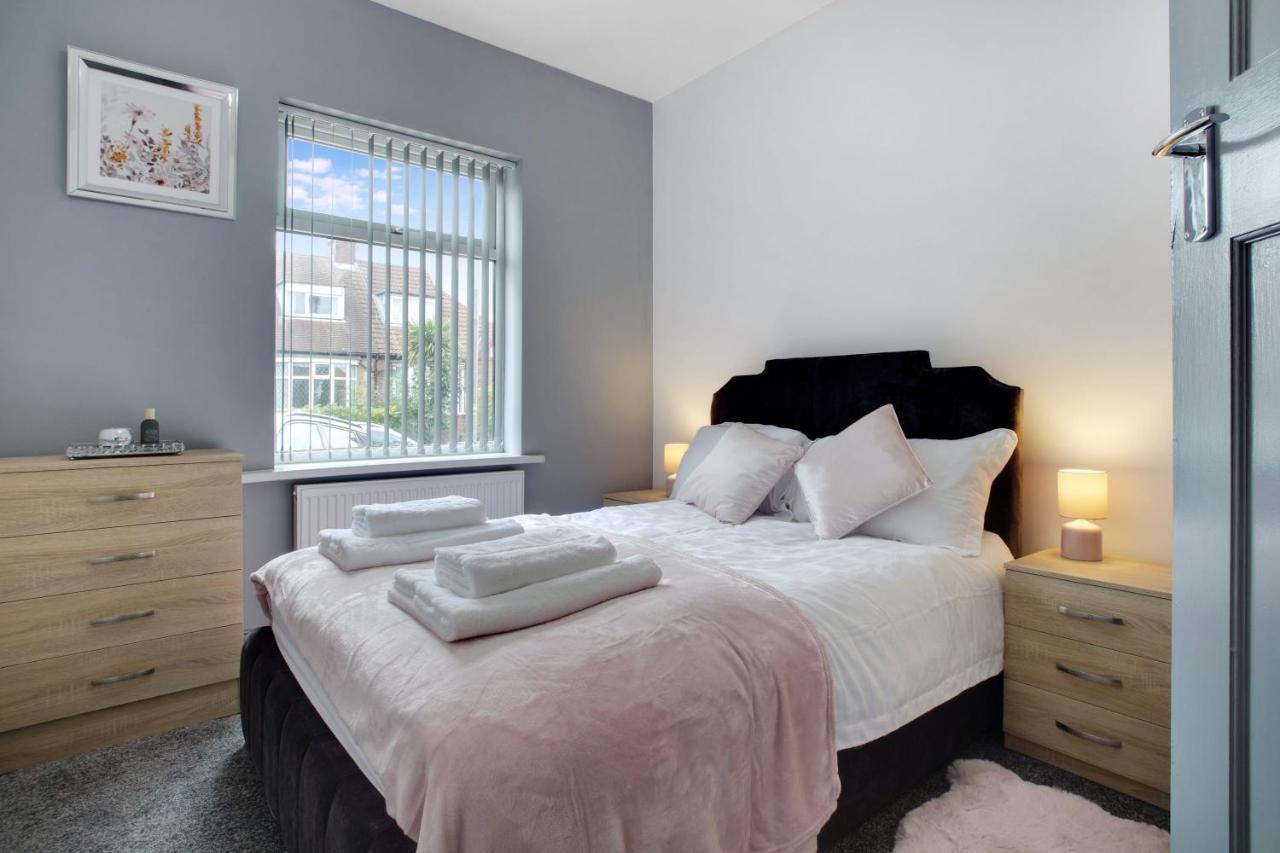 Exquisite 3-bedroom, Newly Renovated, Sleeps 6 Holiday home