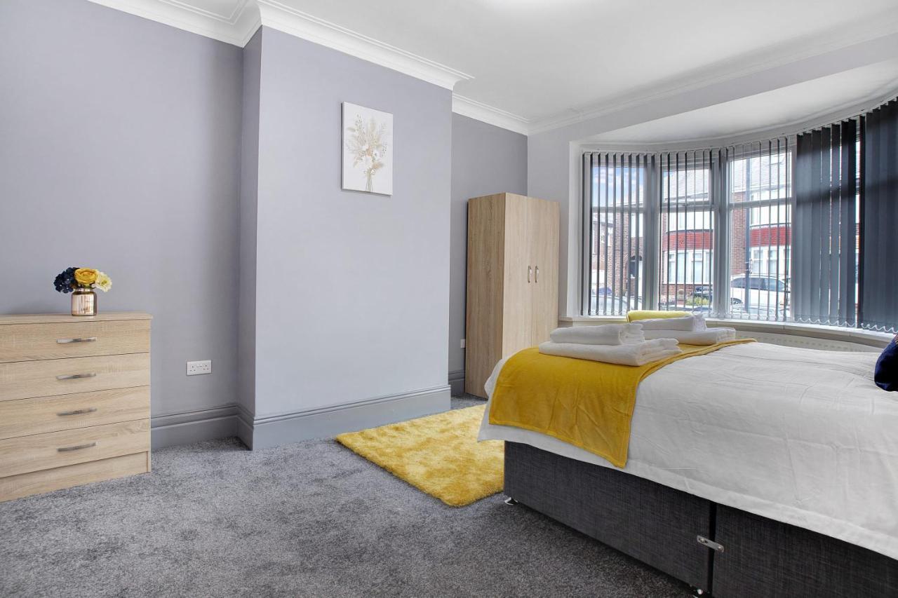 Exquisite 3-bedroom, Newly Renovated, Sleeps 6 *
