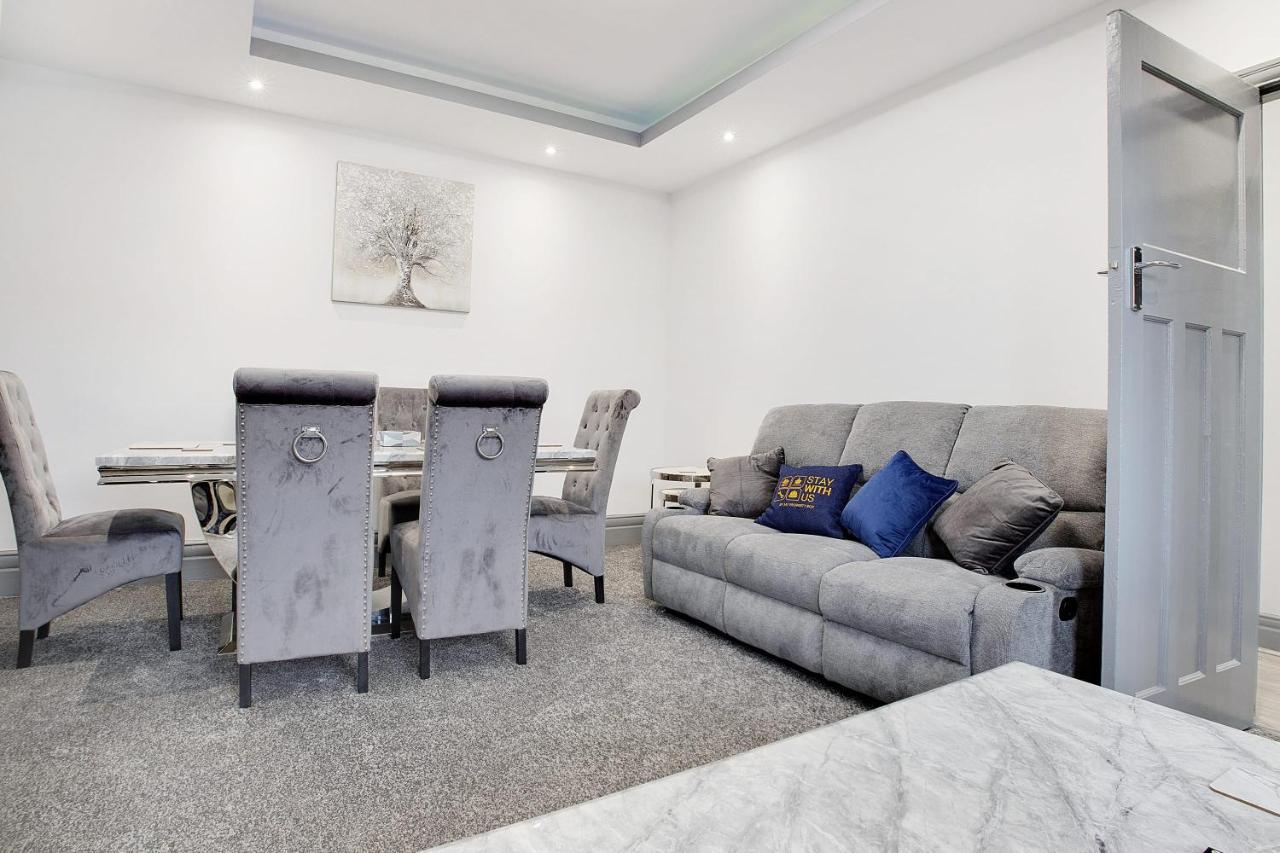 Holiday home Exquisite 3-bedroom, Newly Renovated, Sleeps 6 *