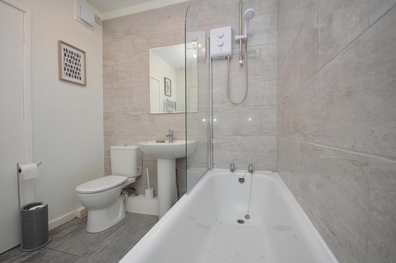 Apartment 2 Bed Spacious, Light & Quiet Flat, Free Parking