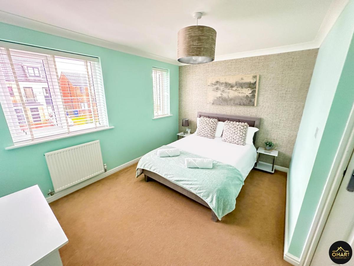 Modern 4 Beds House With Free Parking Villa