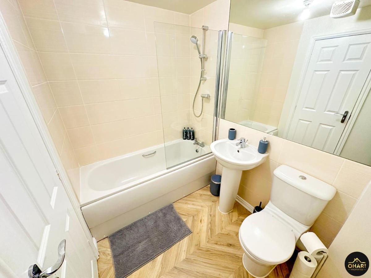 Modern 4 Beds House With Free Parking Villa *