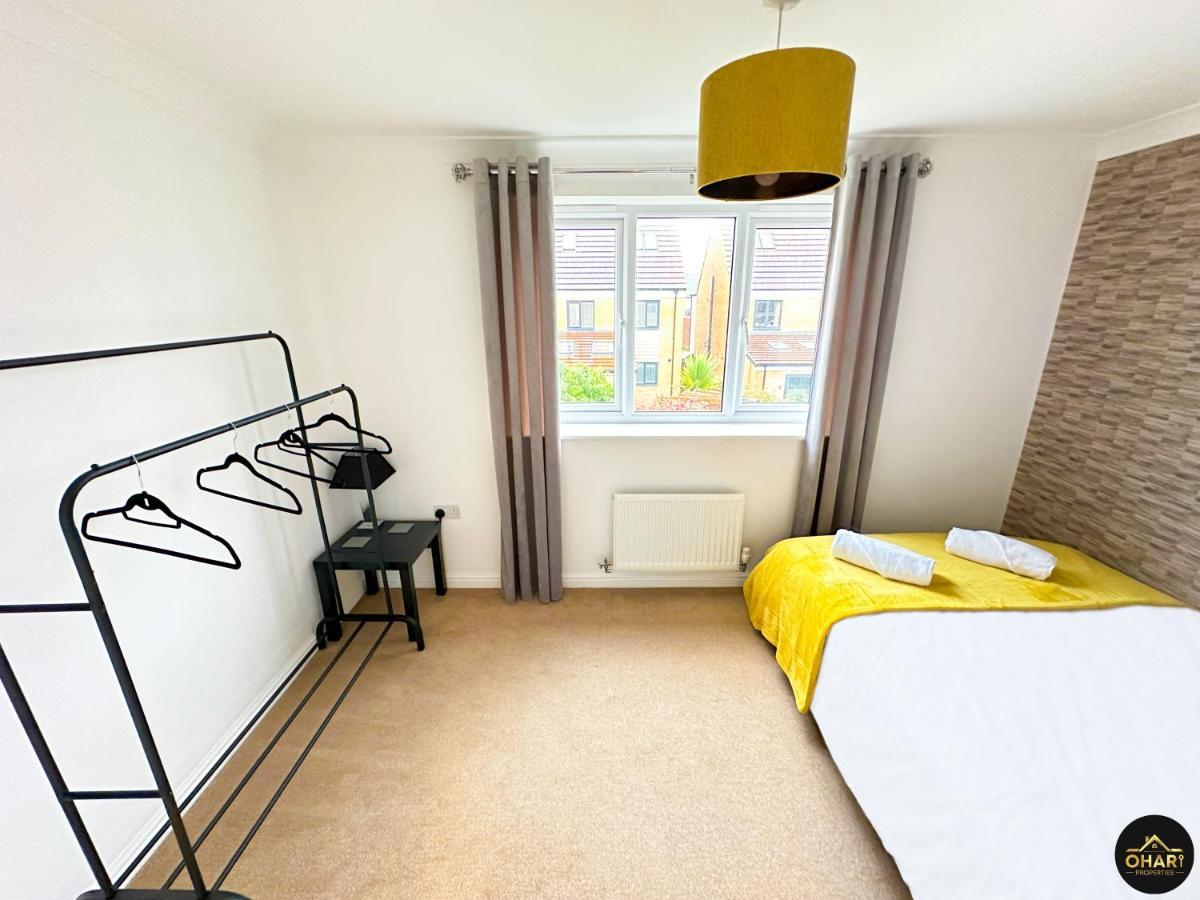 Modern 4 Beds House With Free Parking *
