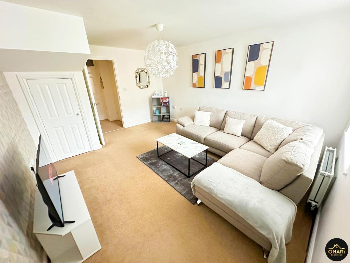 Modern 4 Beds House With Free Parking