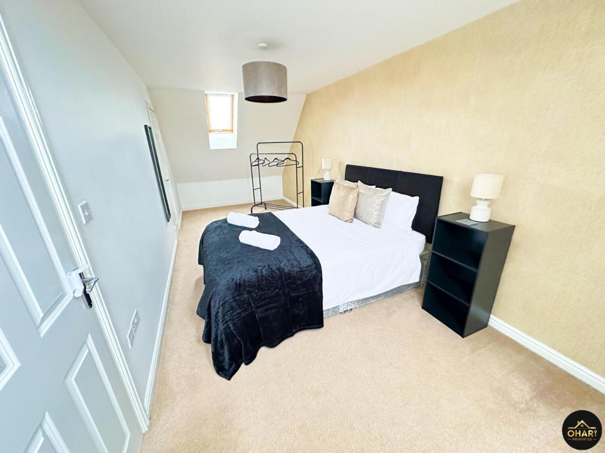 Modern 4 Beds House With Free Parking Villa