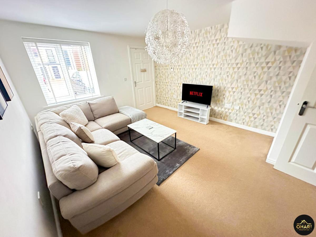 Modern 4 Beds House With Free Parking