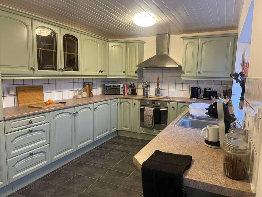 Apartment Modern Spacious 5 Bed House In *