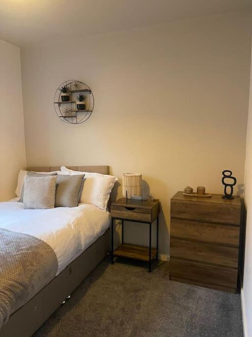 Modern Spacious 5 Bed House In Apartment *