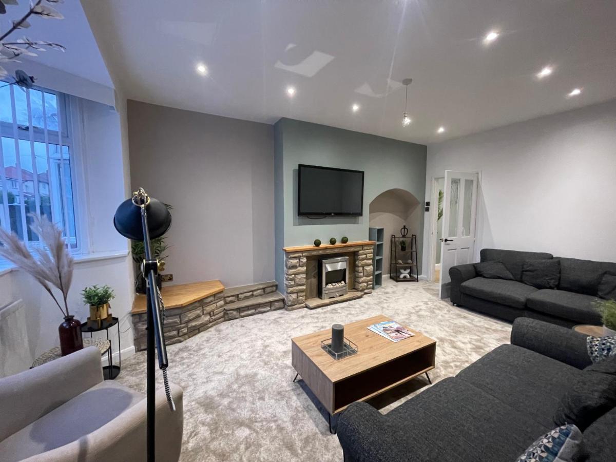 Modern Spacious 5 Bed House In *