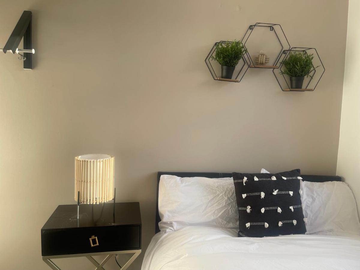 Modern Spacious 5 Bed House In *