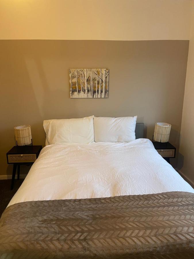 Modern Spacious 5 Bed House In Apartment
