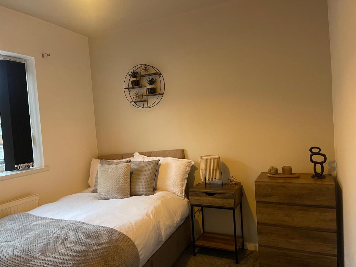 Modern Spacious 5 Bed House In Apartment *