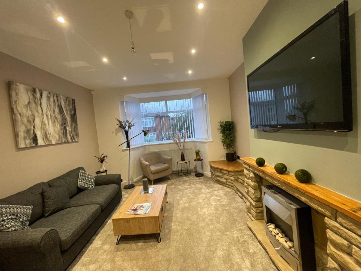 Modern Spacious 5 Bed House In Apartment