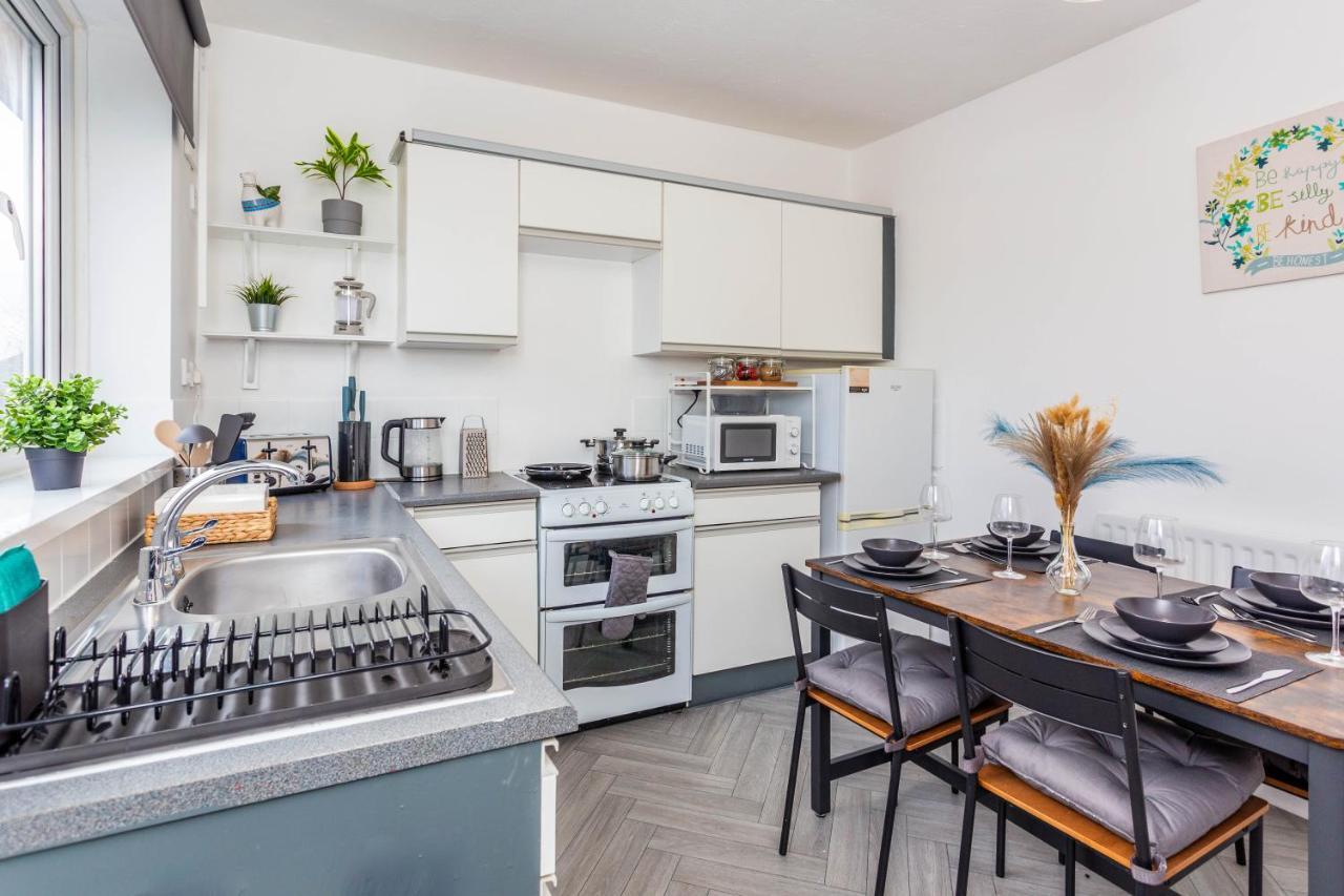 New Large 2 Bed Entire Near With Free Parking