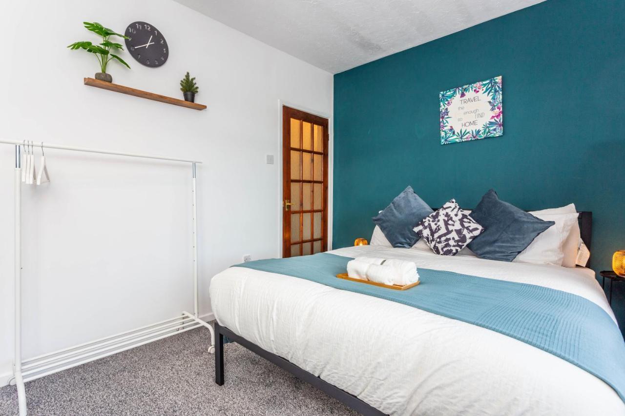 New Large 2 Bed Entire Near With Free Parking Apartment *