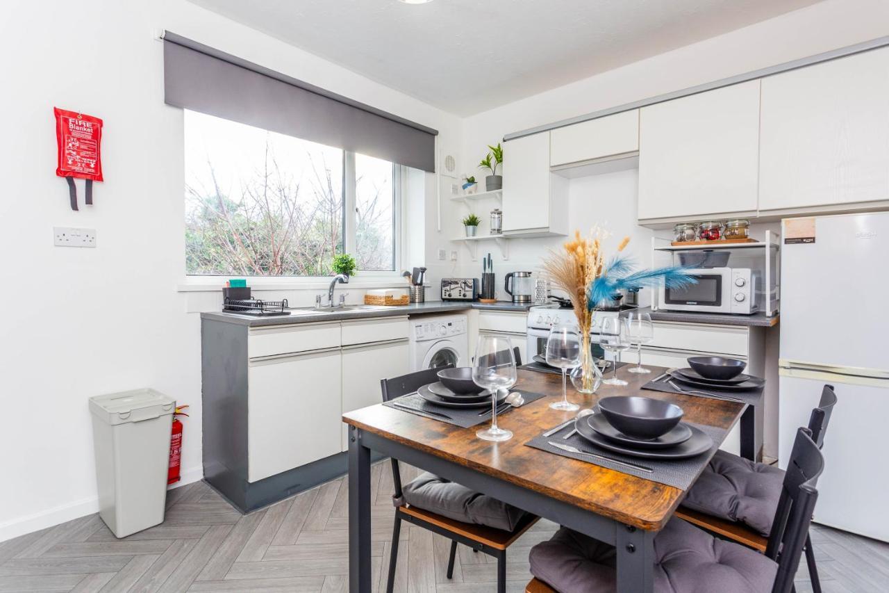 New Large 2 Bed Entire Near With Free Parking *