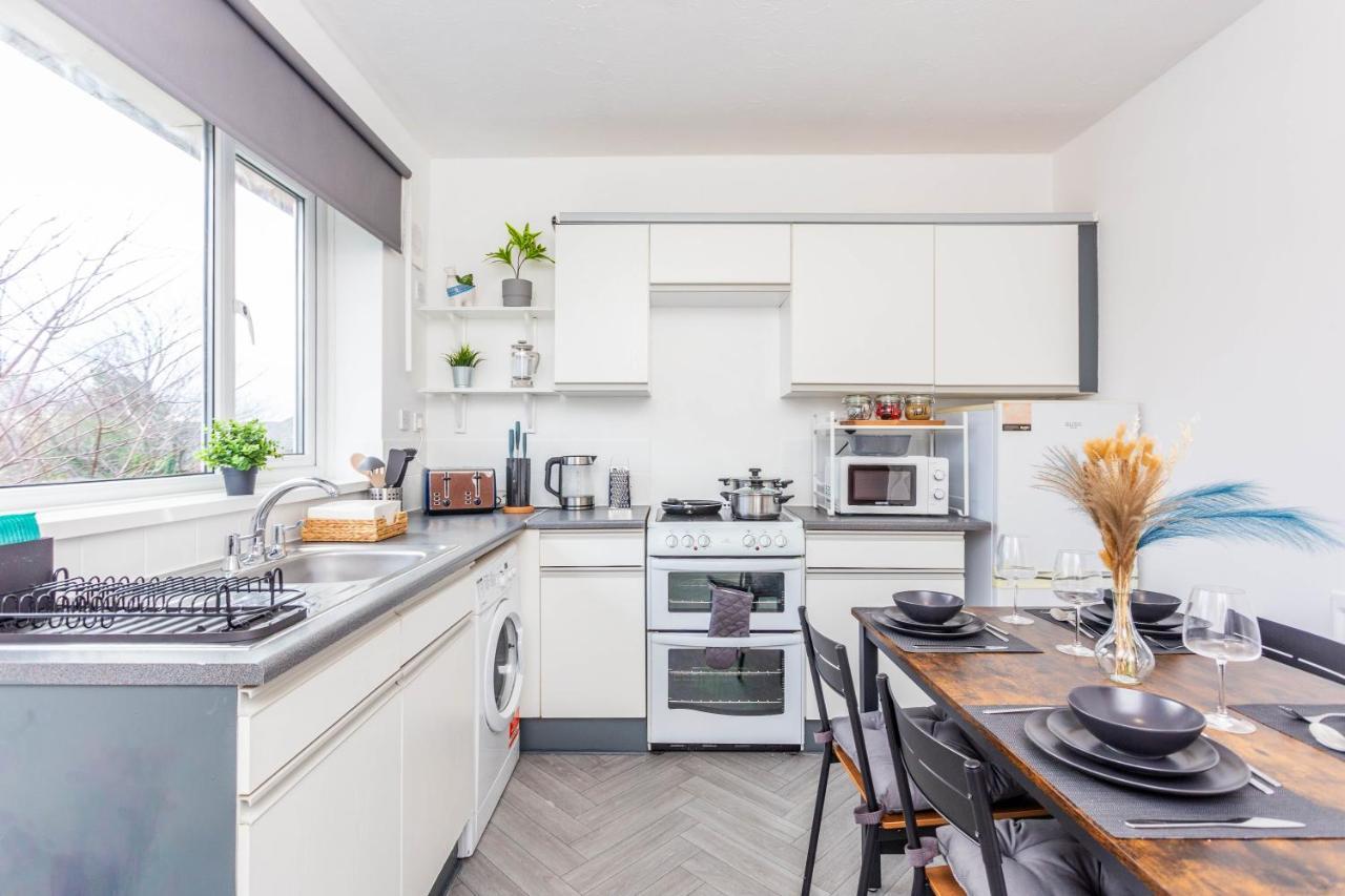 New Large 2 Bed Entire Near With Free Parking