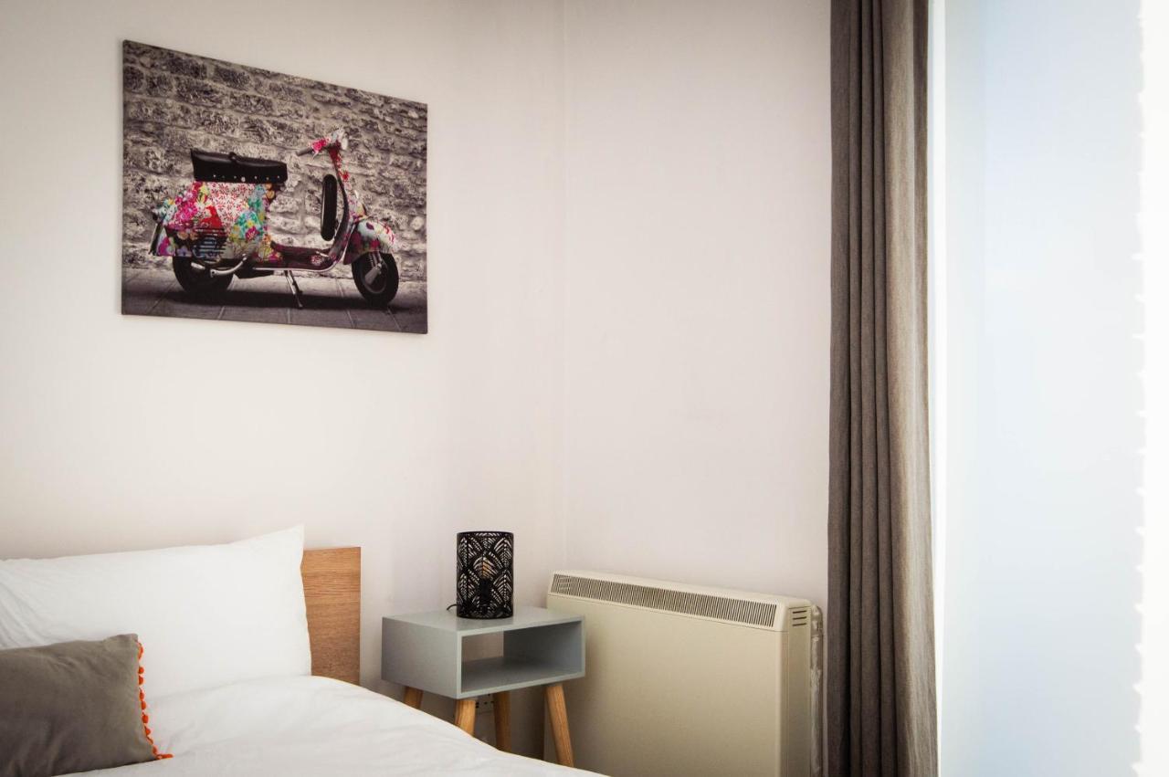 2 Bed Spacious, Light & Quiet Flat, Free Parking Apartment