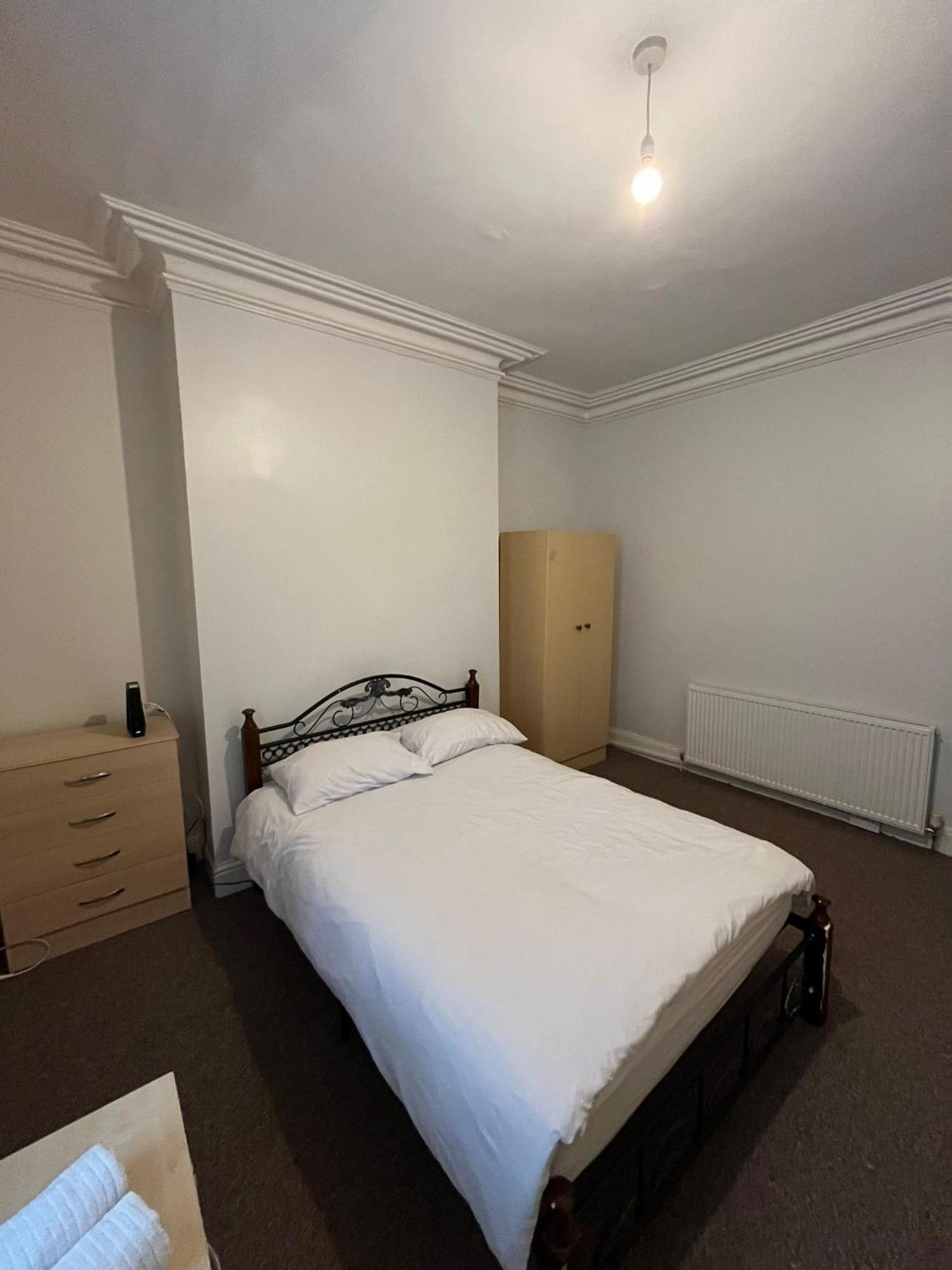 Apartment Arthurs Hill Newcastle, Free Parking Fully Equipped Kitchen 4 Bedrooms, Near Centre