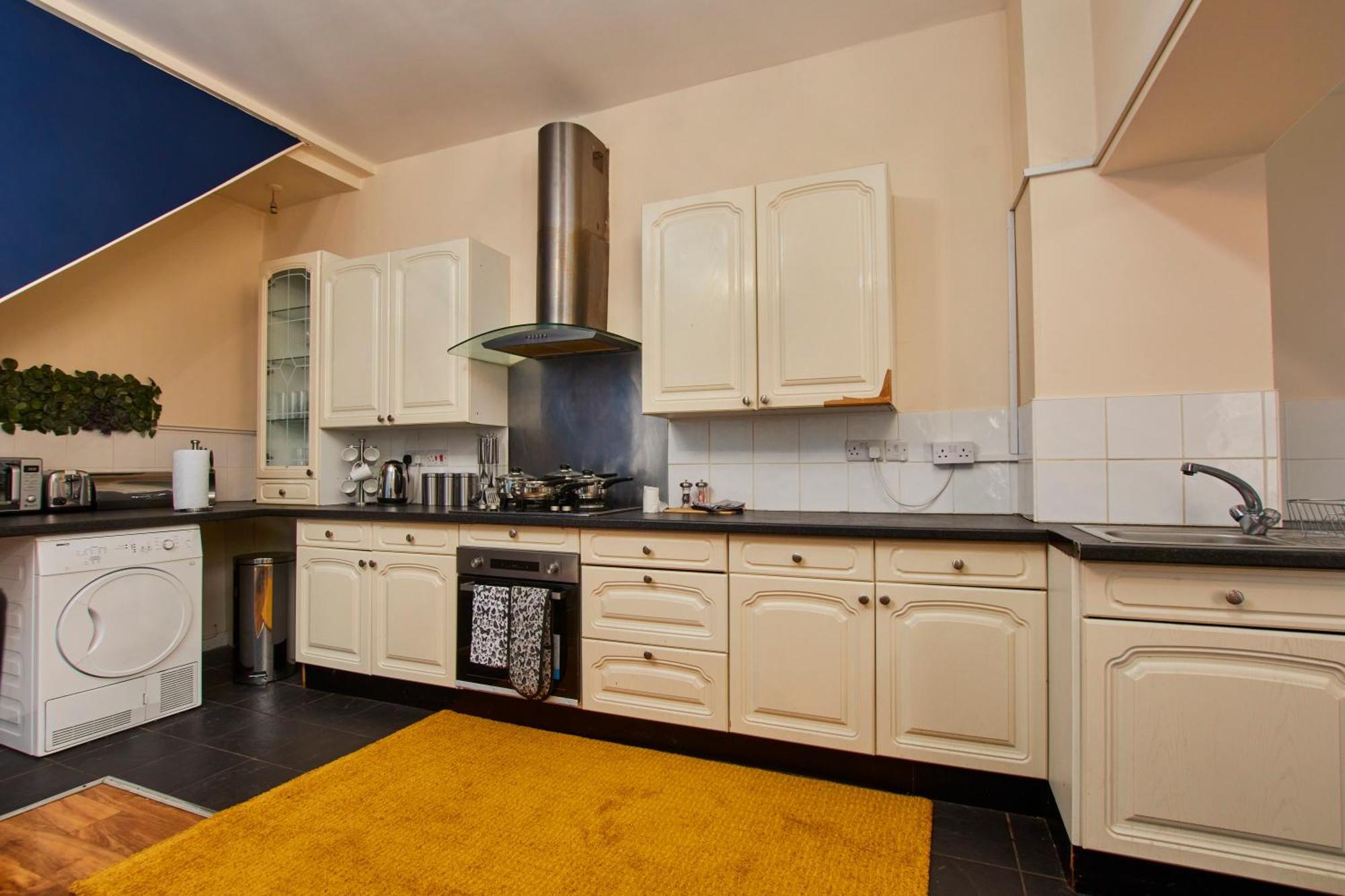 30 Percent Off - Lovely 4 Bed In
