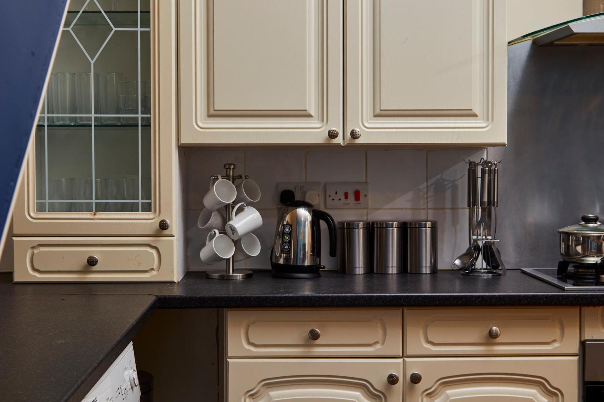 30 Percent Off - Lovely 4 Bed In