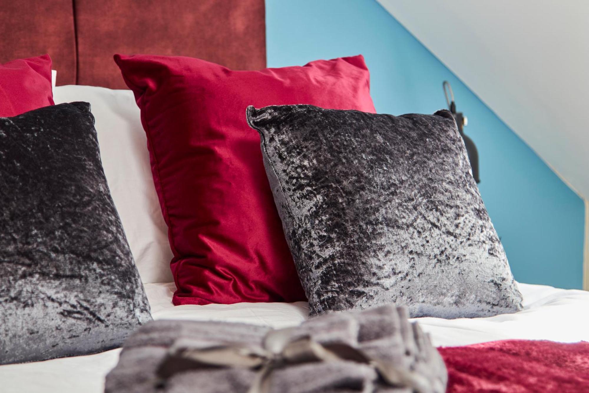 30 Percent Off - Lovely 4 Bed In * Newcastle upon Tyne