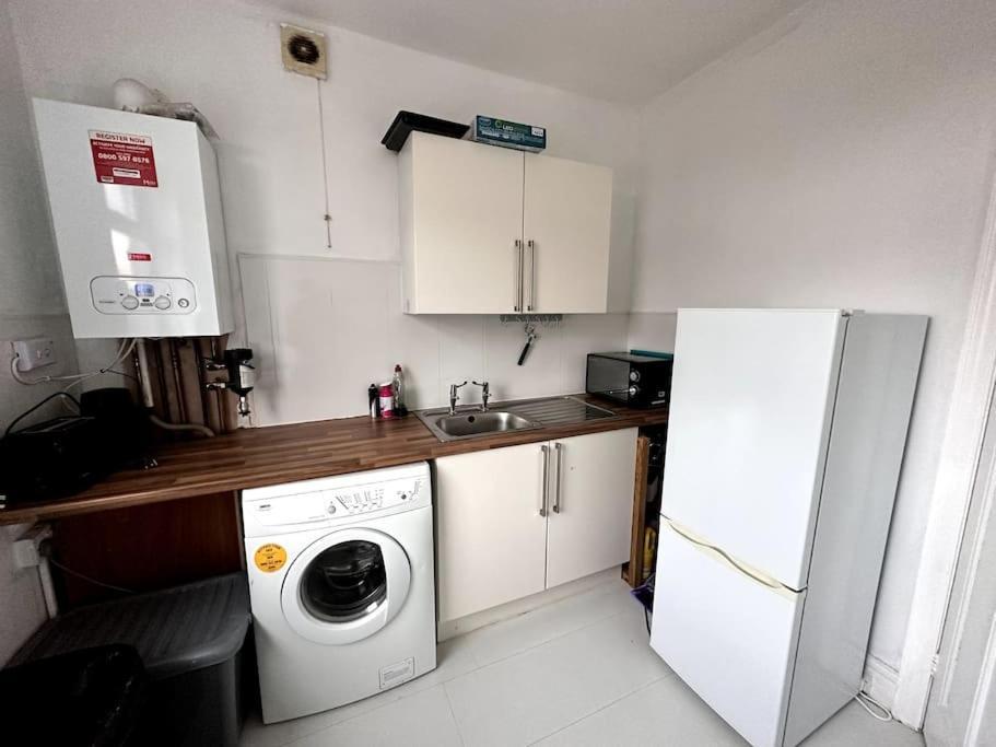 Apartment 1 Bedroom Flat, Close To All You Need!