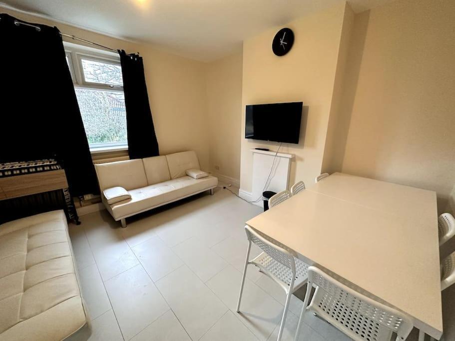 Apartment 1 Bedroom Flat, Close To All You Need!