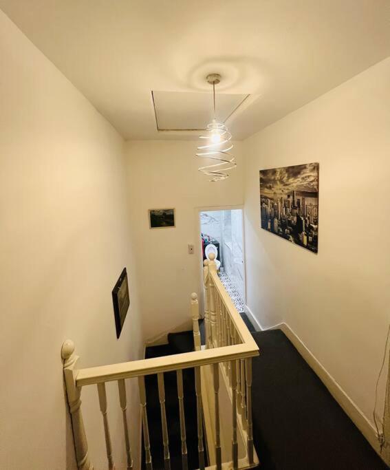 4 Bedroom House, Location