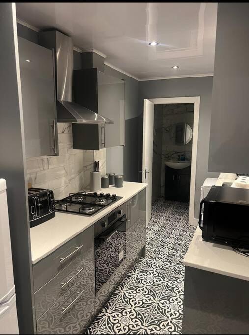 4 Bedroom House, Location