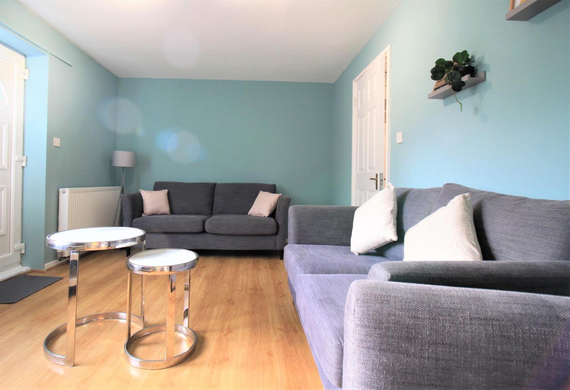 St House - Charming 3 Bed, 2 Bathrooms, Driveway Parking, Close To Town Centre *