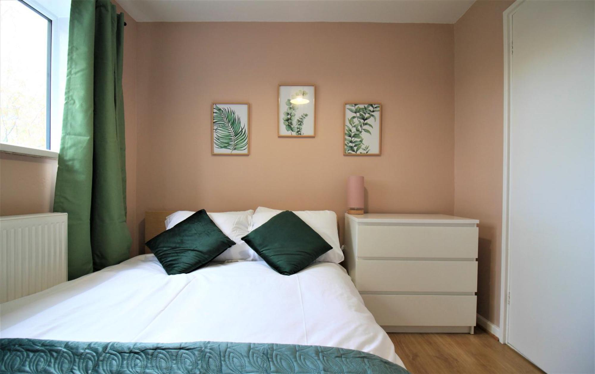 St House - Charming 3 Bed, 2 Bathrooms, Driveway Parking, Close To Town Centre
