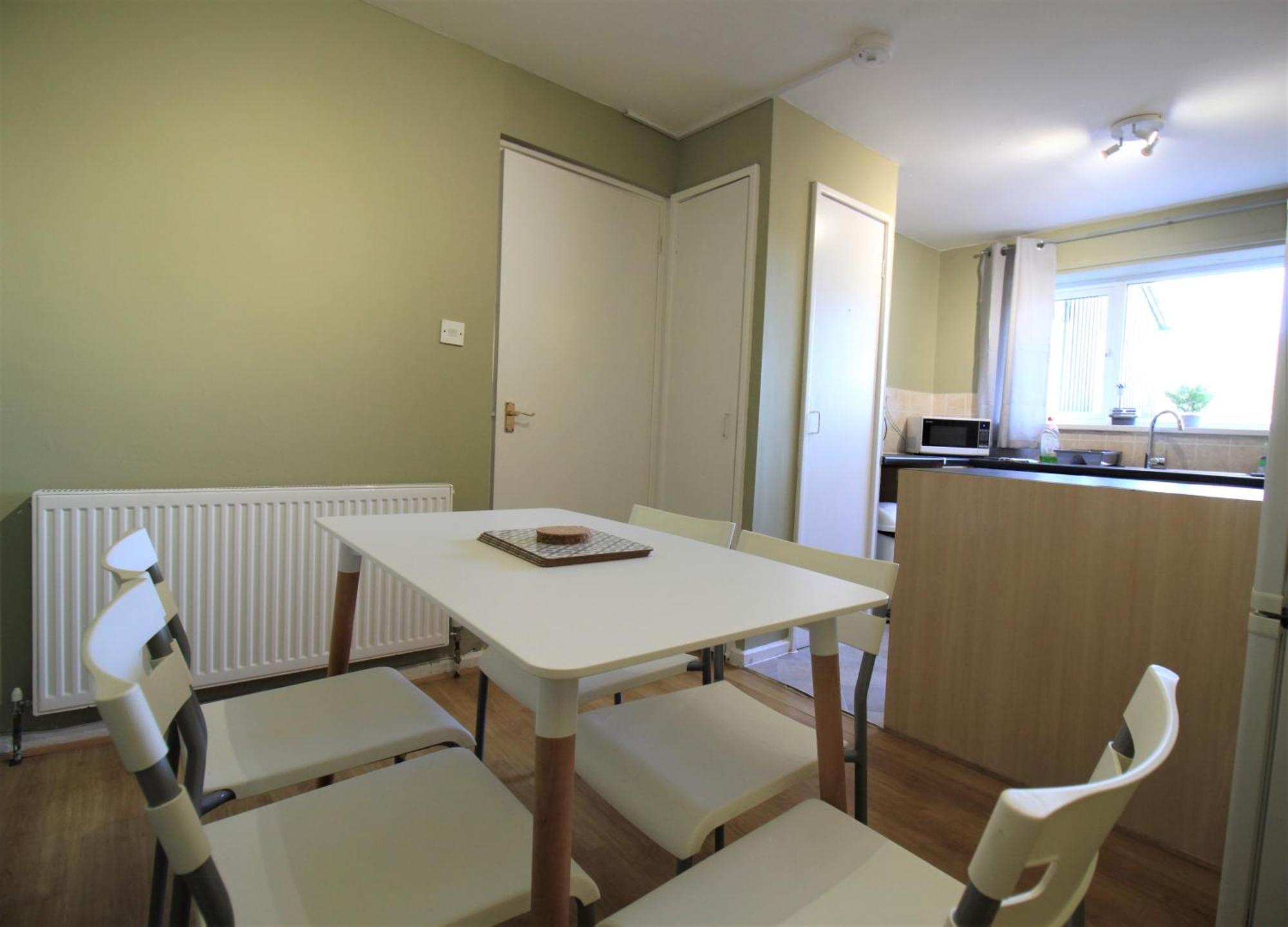 St House - Charming 3 Bed, 2 Bathrooms, Driveway Parking, Close To Town Centre