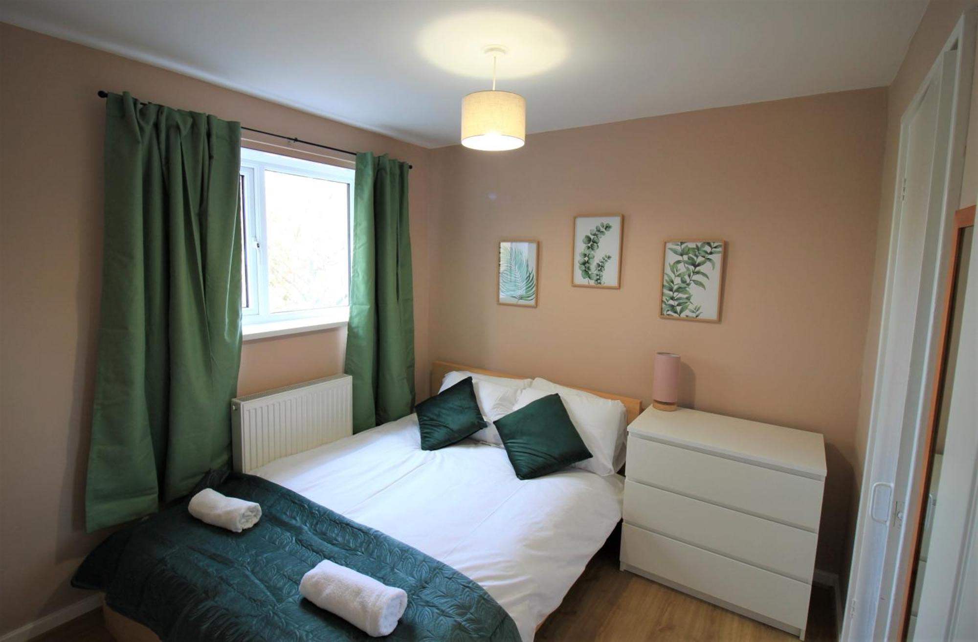 St House - Charming 3 Bed, 2 Bathrooms, Driveway Parking, Close To Town Centre