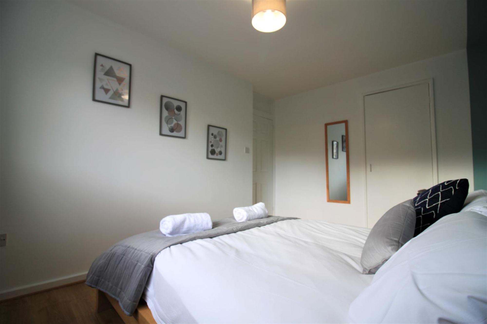 St House - Charming 3 Bed, 2 Bathrooms, Driveway Parking, Close To Town Centre Holiday home