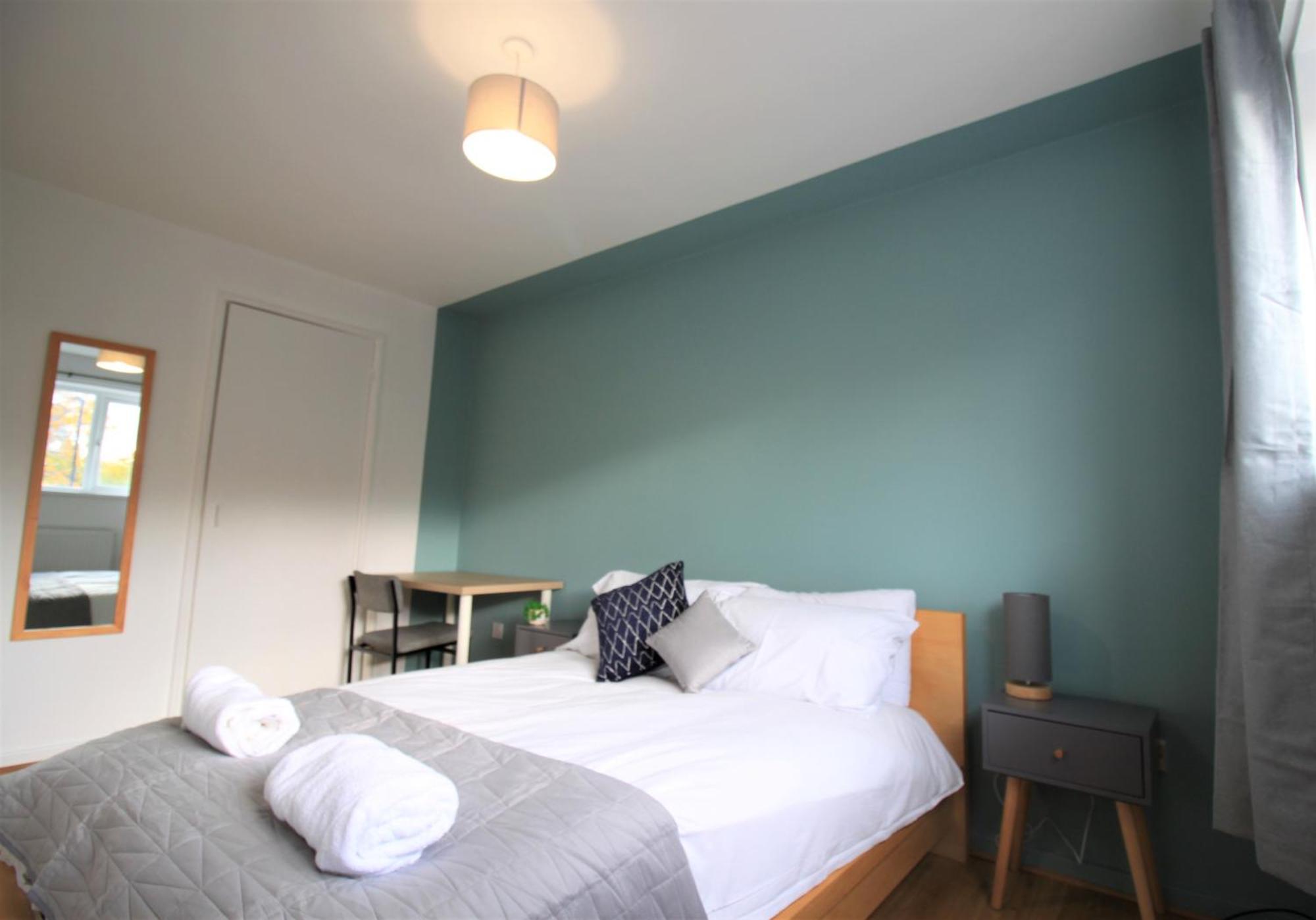 St House - Charming 3 Bed, 2 Bathrooms, Driveway Parking, Close To Town Centre *