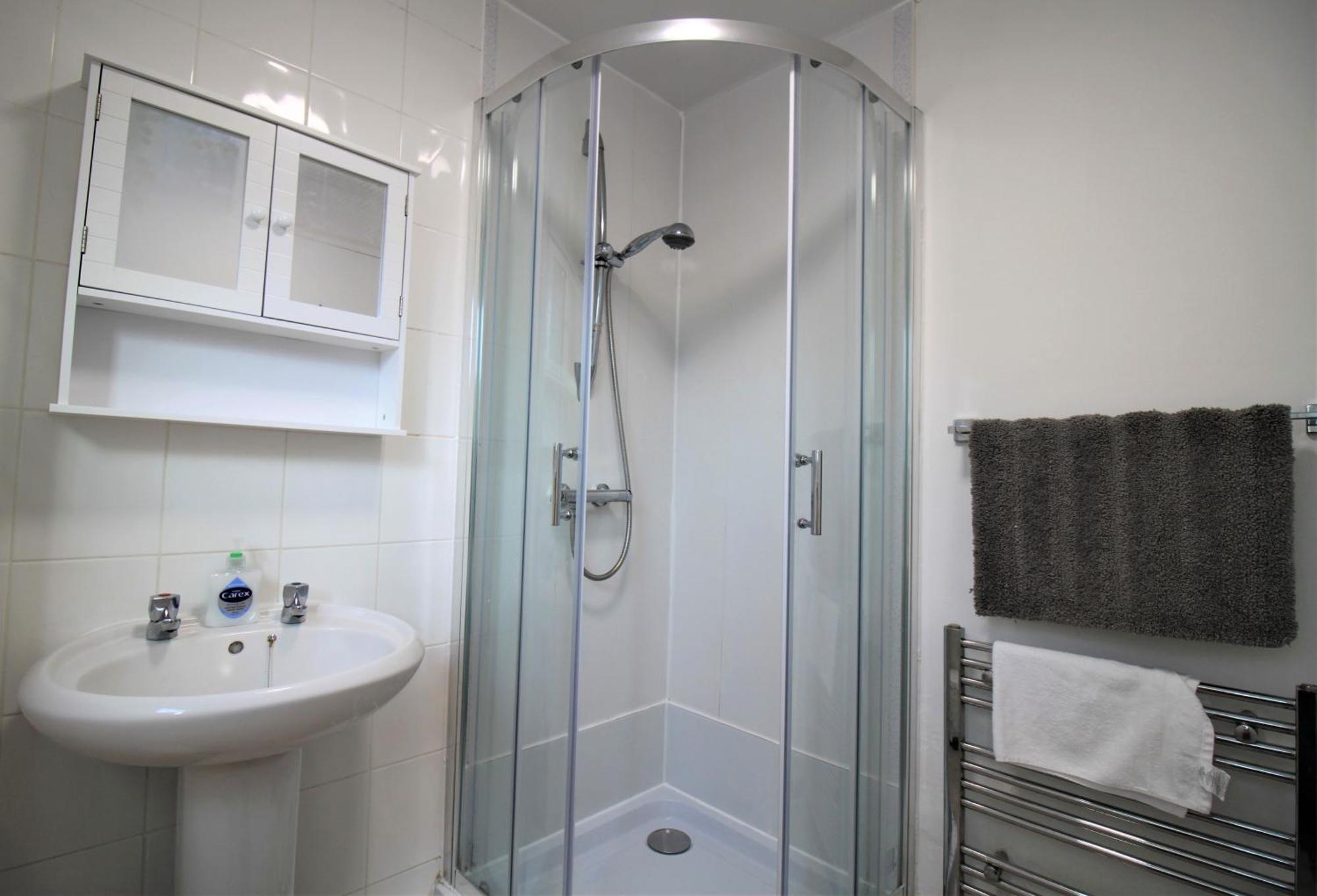St House - Charming 3 Bed, 2 Bathrooms, Driveway Parking, Close To Town Centre *