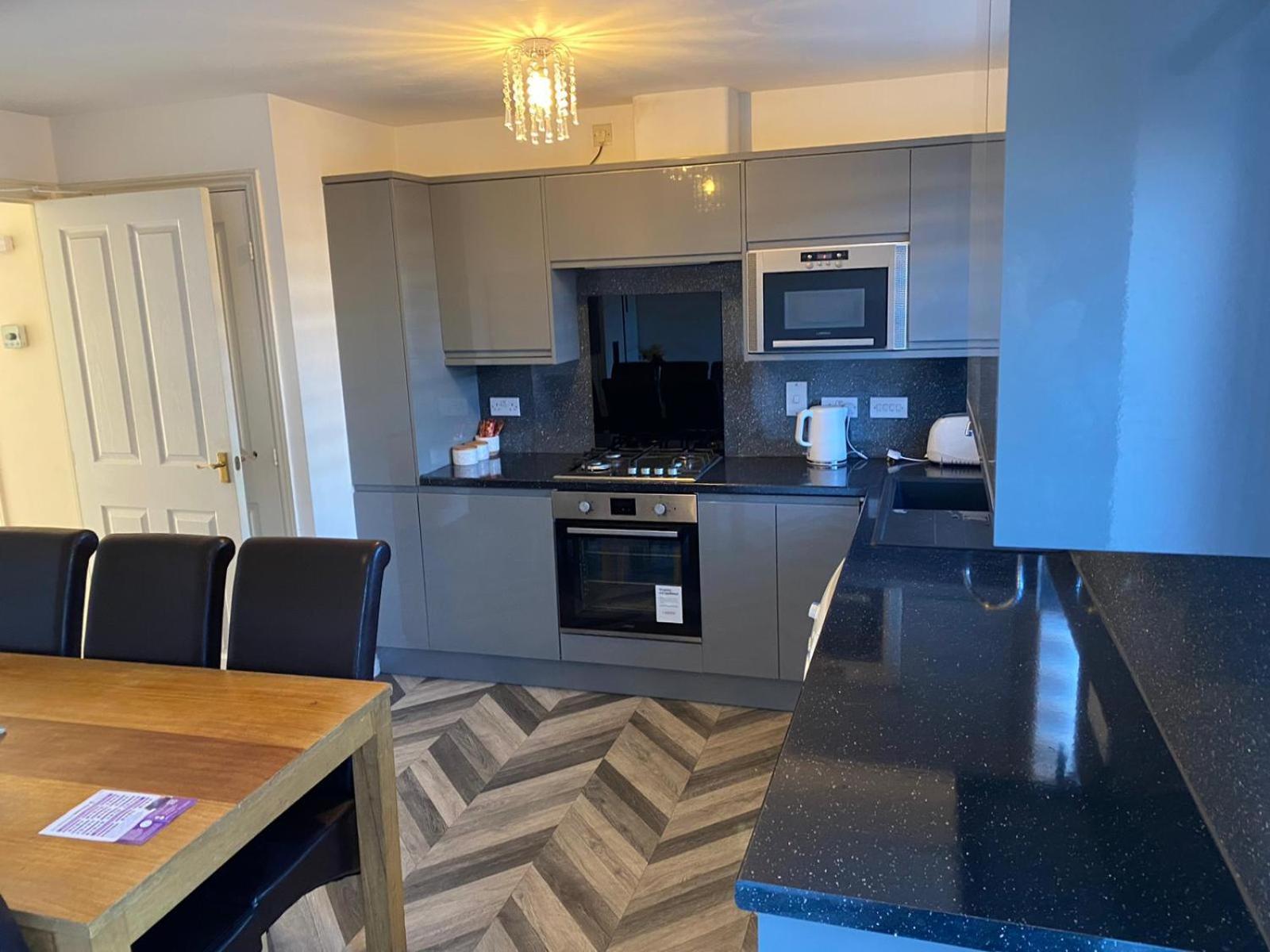 Cheerful 4 Bedroom Townhouse With Free Parking Newcastle upon Tyne