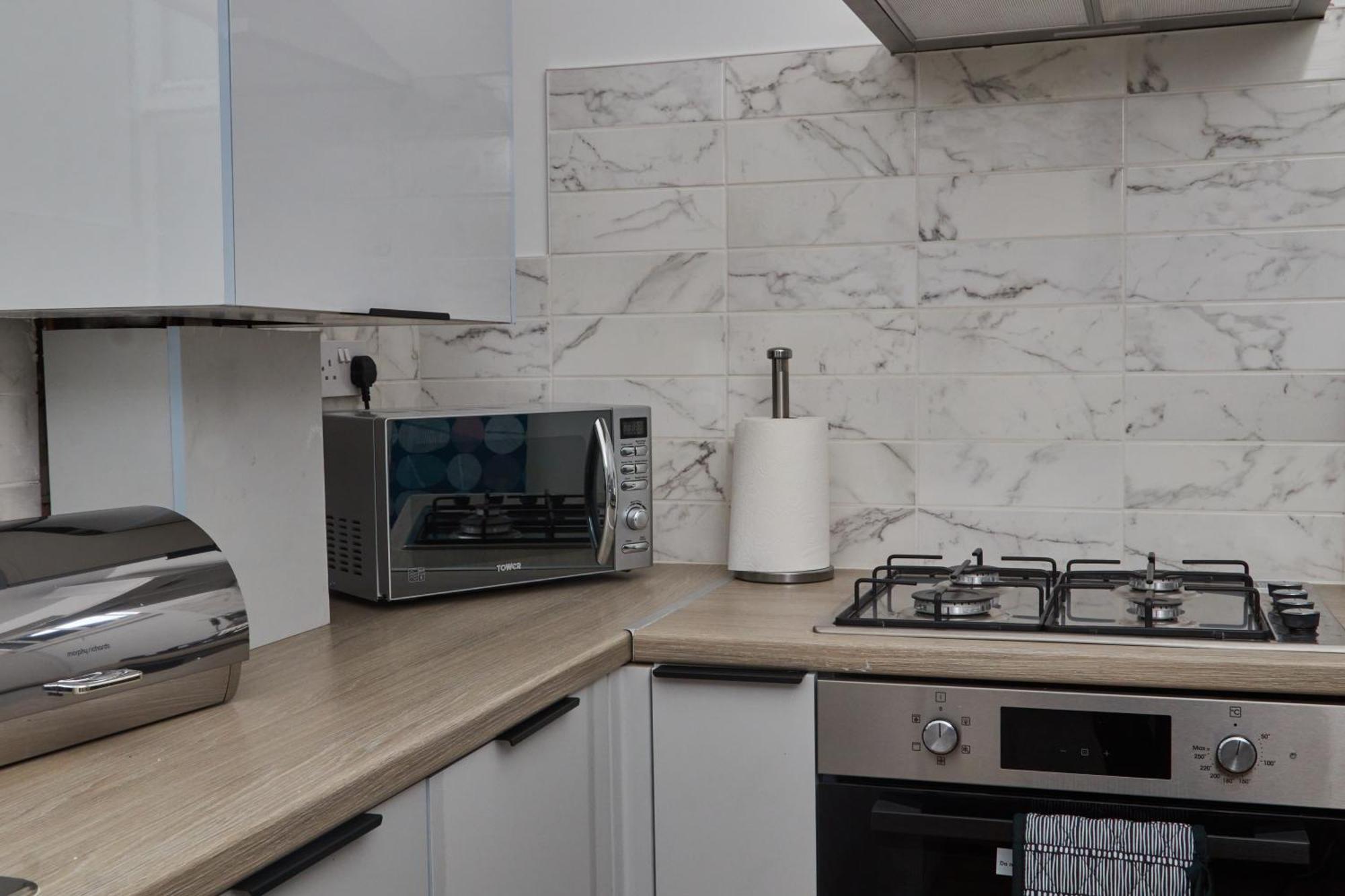 Large 4 Bedroom Near Centre Apartment *