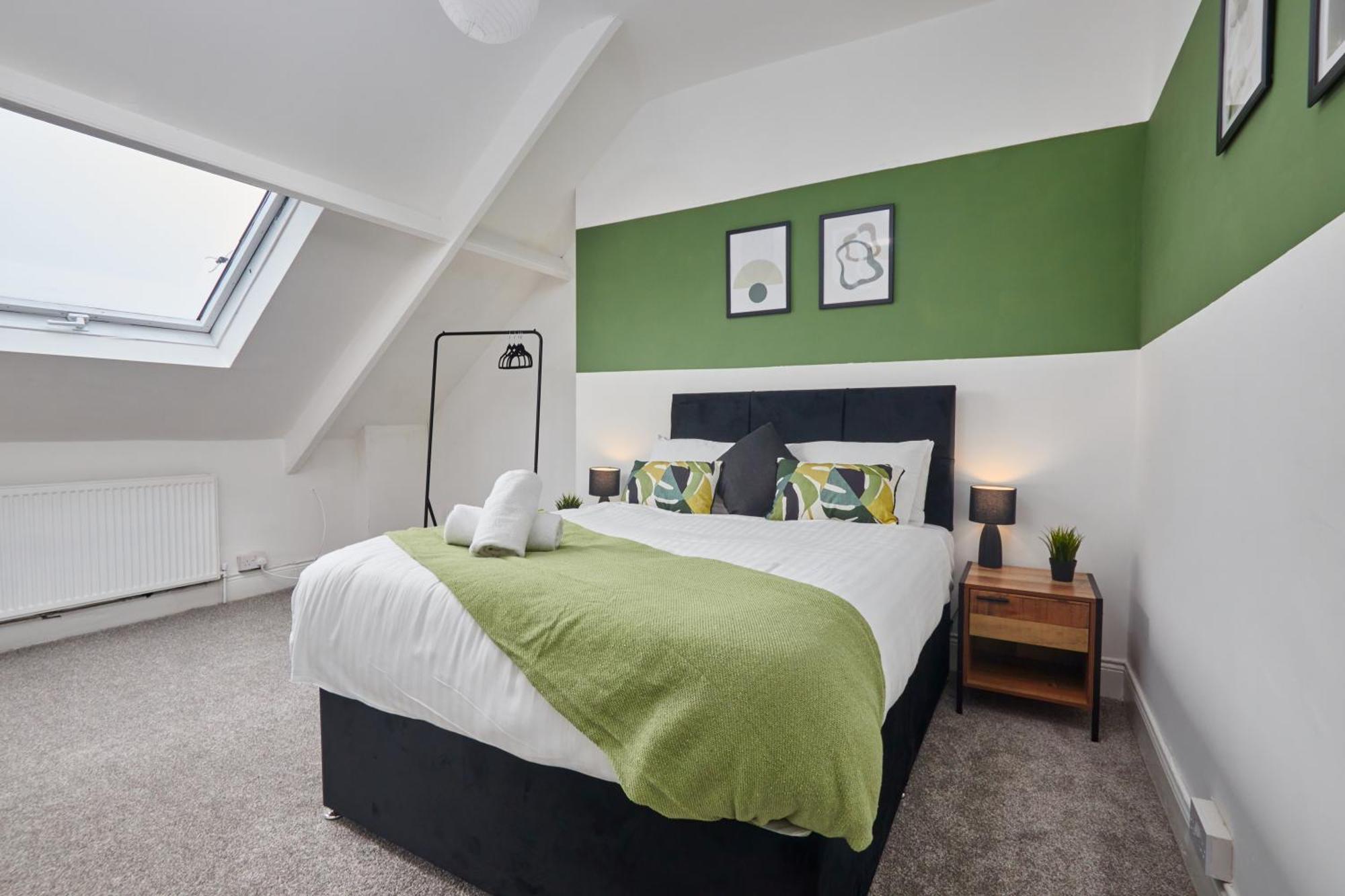 Large 4 Bedroom Near Centre Apartment *